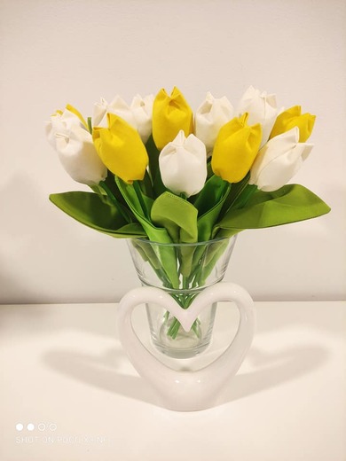 kytice složena ze žlutých a bílých tulipánů