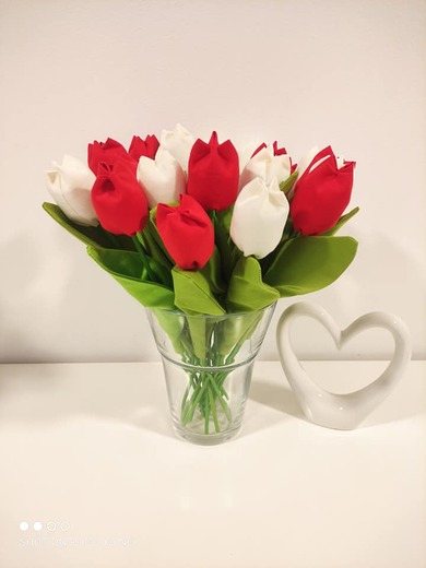 kytice složena z červených a bílých tulipánů